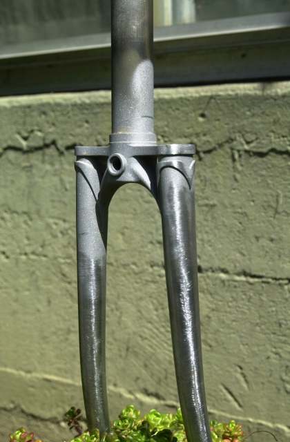 Lightweight touring fork crown