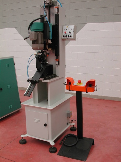 Marchetti's Combined Tube Mitreing Machine ML 102/M.  Clamping fixtures nos. ML 314 Seatstay mitre, ML 315 Chainstay mitre, ML 317 Main Tube mitre and ML 320 Water Bottle Boss Drilling are interchangeable modules for the ML 102 making this machine a versatile compact unit.  For quotations contact Monica Marchetti www.marchettispa.it.  To view this machine in the Strawberry workshop in Portland, Oregon, contact Andy on 503-224-1215