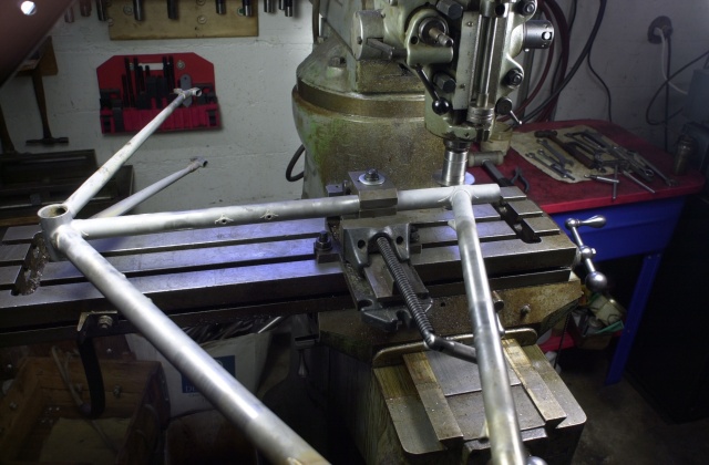 Seat lug slitting on the Bridgeport.  Old VAR tube clamp is held in a Speed Vise and the slitting saw is clamped in a Lyndex arbor.  This step is completed prior to brazing the wishbone rear triangle.