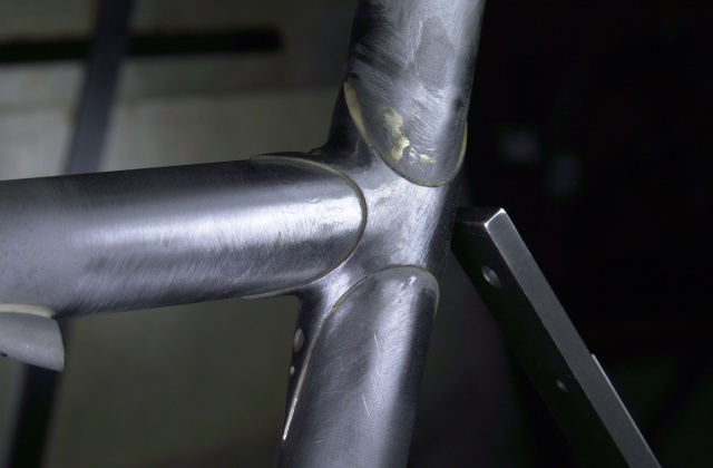 Side view of seat lug.  The bar resting on the back of the seat lug is used to determine the mitre angle for the wishbone topstay binder/cap.  The angle measuring set up is in the Mechanique section.